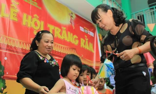 Báo Tiền Phong tổ chức Tết Trung thu cho hơn 400 em nhỏ Tiền Giang