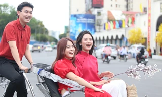 Bạn trẻ TPHCM diện áo dài rực rỡ chụp ảnh trước chợ Bến Thành