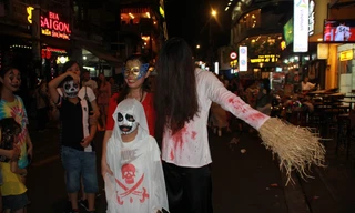 Muôn kiểu hóa trang “hết hồn” đổ về phố Bùi Viện chơi hội Halloween