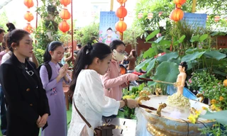 Ngày rằm Phật đản, người dân đến chùa tắm Phật, cầu an