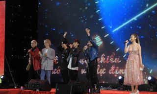 Ca sỹ trẻ 'quẩy' cùng sinh viên Ký túc xá mừng Tết dương lịch