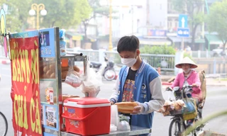 Chàng sinh viên bán bánh mì nuôi khát vọng ‘kiểm soát’ bầu trời