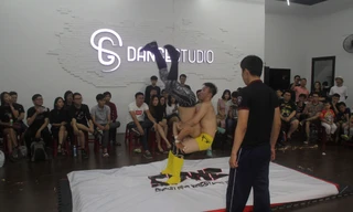 Mục kích bạn trẻ Sài Gòn đấu vật kiểu Mỹ