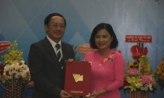 Giám đốc ĐHQG TPHCM Huỳnh Thành Đạt trao Quyết định bổ nhiệm PGS.TS Ngô Thị Phương Lan giữ chức Hiệu trưởng Trường ĐH KHXH&NV 