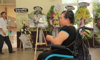 Người hâm mộ đi xe lăn đến viếng nghệ sĩ Lê Bình