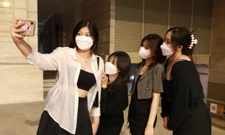 Đón giao thừa, bạn trẻ Sài thành 'quẩy' thâu đêm, phố Tây bùng cháy chào năm mới