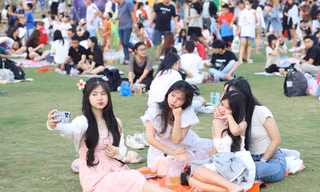 Hàng nghìn người đổ về khu Đông TPHCM 'sống chậm'