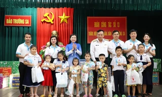 Những món quà nghĩa tình đất liền gửi Trường Sa thân yêu