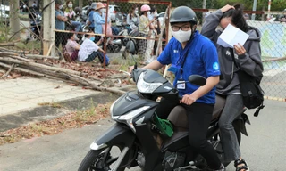 Bạn trẻ cấp tập làm 'bác tài' đưa thí sinh đi in giấy tờ, chở đến tận phòng thi