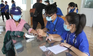 Hành trình 'Hoa nhân ái' chăm lo trẻ em, người dân khó khăn 