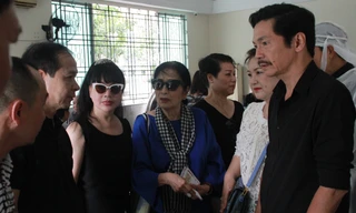 Nhiều nghệ sĩ gạo cội của sân khấu, điện ảnh đến viếng NSND Thế Anh