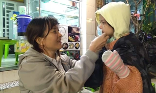 Người Sài Gòn khoác áo mưa, quấn khăn... chống lạnh buổi sáng