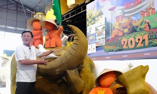 Nghệ nhân Văn Tòng bên các linh vật và tiểu cảnh phục vụ đường hoa