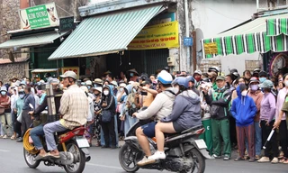 Dòng người xếp hàng dài chào vĩnh biệt Quý Bình