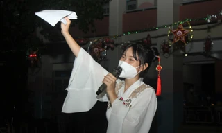 Nữ tình nguyện viên từng là F0 hóa 'chị Hằng' trong đêm Trung thu đặc biệt