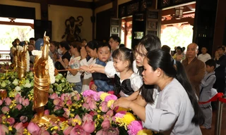 Người dân nô nức đến chùa hành lễ tắm Phật 