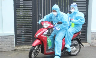 Tình nguyện viên TPHCM mang bình oxy di động đến từng ngõ nhỏ