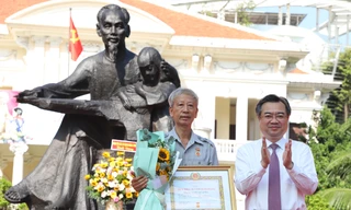 Đảng bộ các cơ quan Đảng TPHCM trao Huy hiệu Đảng đợt 19/5