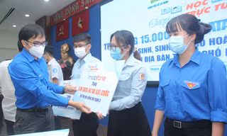 Trao 15.000 bộ công cụ học trực tuyến cho học sinh, sinh viên TPHCM