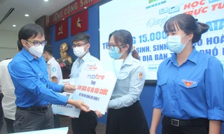 Trao 15.000 bộ công cụ học trực tuyến cho học sinh, sinh viên TPHCM
