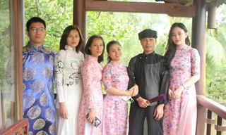 Y bác sĩ mặc áo dài lưu giữ kỷ niệm với TPHCM trước ngày về quê