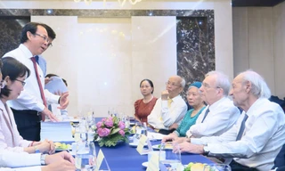 Gặp 2 người treo cờ Mặt trận Dân tộc giải phóng miền Nam Việt Nam ở Nhà thờ Đức Bà Paris 