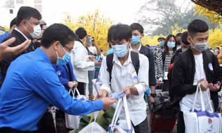 Mang Tết về nhà, tặng vé máy bay ô tô khứ hồi cho người lao động khó khăn
