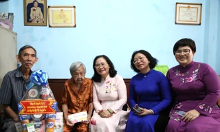 TPHCM: Trao huy hiệu Đảng tặng các đảng viên cao niên, tặng quà Tết người lao động khó khăn