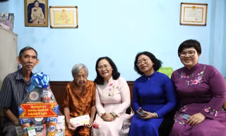 TPHCM: Trao huy hiệu Đảng tặng các đảng viên cao niên, tặng quà Tết người lao động khó khăn