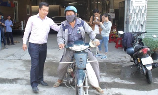 Người đàn ông được chủ xe Mercedes tặng xe: 'Món quà giúp con tôi đi học đỡ mặc cảm'