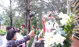 Đoàn đại biểu TPHCM dâng hương tưởng niệm Anh hùng liệt sĩ tại Côn Đảo 