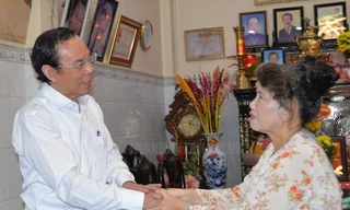 Bí thư TPHCM Nguyễn Văn Nên thăm hỏi, tri ân gia đình nhân viên y tế mất trong đại dịch COVID-19