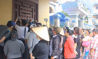 Hàng trăm người hâm mộ chờ từ sáng đón Anh Vũ ở chùa Ấn Quang