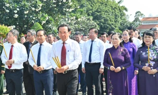 Lãnh đạo TPHCM dâng hoa, dâng hương tri ân các Anh hùng liệt sĩ 