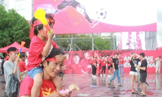 Người hâm mộ đổ về phố đi bộ Nguyễn Huệ chờ trận chung kết AFF Cup