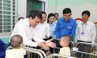 Thăm trung tâm nuôi dạy trẻ, Phó Thủ tướng giải quyết 'nóng' nhu cầu thiết thực của thiếu nhi