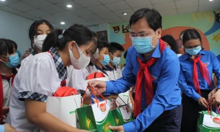 Bí thư thứ nhất T.Ư Đoàn khởi công công trình măng non, tặng quà cho thiếu nhi Thủ Đức