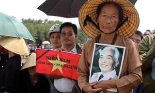 Nhiều đoàn khách viếng mộ Đại tướng Võ Nguyên Giáp