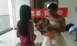 Nam sinh mặc váy cầu hôn bạn gái