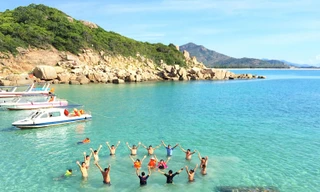 Mùa Hè này, cùng đến Cam Ranh lặn ngắm san hô và thưởng thức hải sản tươi rói