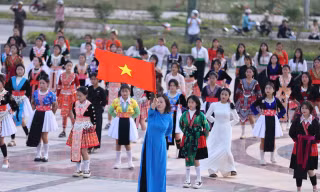 Rộn ràng chào mừng đại lễ 30/4: Non sông liền một dải, Gen Z chào tương lai