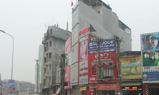 Nhà siêu mỏng, siêu méo tràn lan tại nhiều tuyến đường mới mở ở Hà Nội. (Ảnh chụp tại ngã tư Nguyễn Trãi - Khuất Duy Tiến). Ảnh: Minh Tuấn