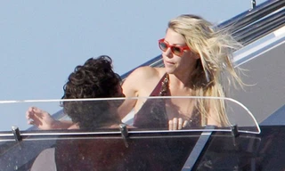 Pato lãng mạn bên 'người yêu lớn tuổi'