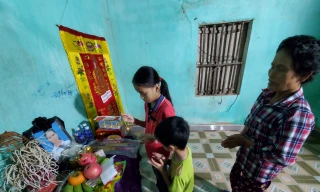 Ba bà cháu bên bàn thờ của chị Thùy