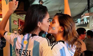 Hoa hậu Hòa bình hôn bạn gái đồng giới mừng Argentina vô địch