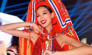 Bảo Ngọc gặp sự cố khi trình diễn trang phục dân tộc 