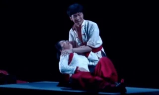 MC, diễn viên Diệp Tuyền bị dao đâm thủng mặt khi đang biểu diễn