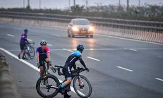 Nháo nhào vác xe đạp bỏ chạy khi bị phát hiện đi vào làn đường 80km/h