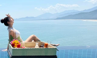 Hoa hậu Jennifer Phạm mặc bikini lưới, khoe vóc dáng nóng bỏng trên biển 