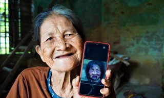 Cụ bà U80 ở Quảng Nam đi 'hóng chuyện', bất ngờ được mời đóng phim